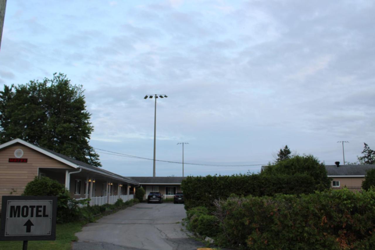 Hotel Le Marigot Vaudreuil-Dorion Exterior foto